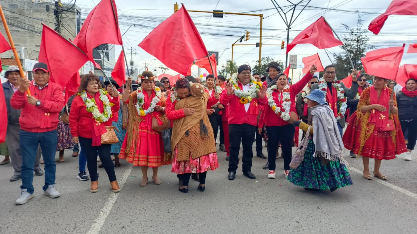 El Alto, de pie grita: Que viva UPC y su candidato a gobernador, Santos Quispe y a alcalde, Eliser Roca